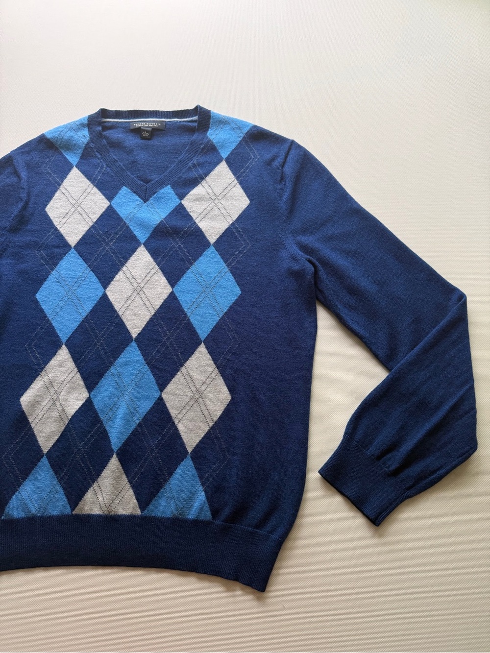 Banana Republic Men's Navy Argyle V-Neck Sweater with Light Blue & Gray Diamonds